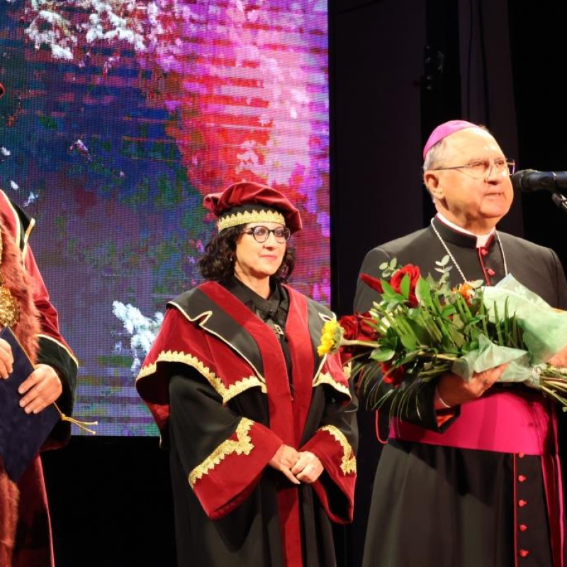 Cenu PRO URBE udelili arcibiskupovi Bernardovi Boberovi