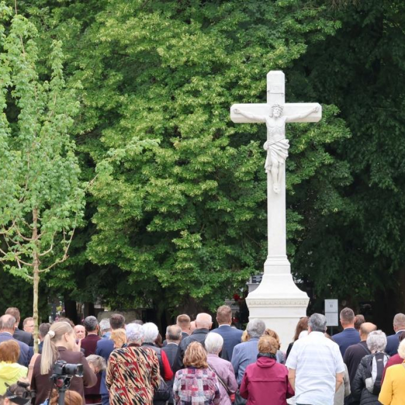 Požehnanie kríža na obnovenom Verejnom cintoríne