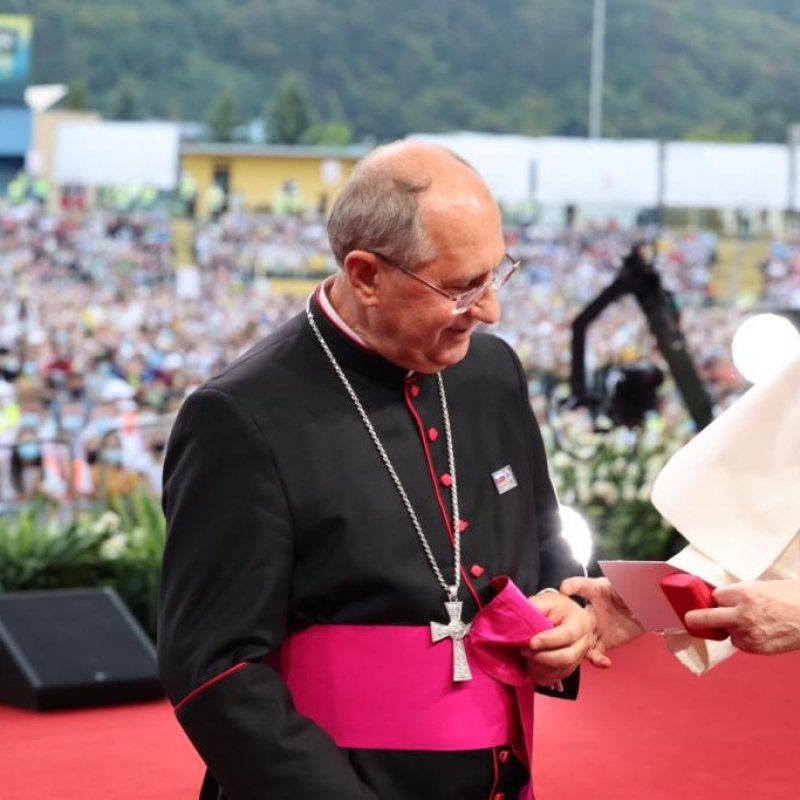 Pápeža Františka víta košický arcibiskup Bernard Bober