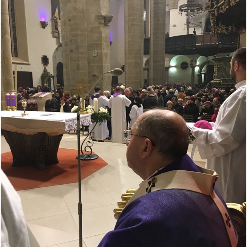Arcibiskup Bernard Bober sa modlí za obete tragédie v Prešove