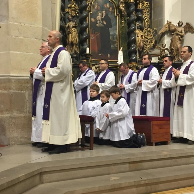 Arcibiskup Bernard Bober sa modlí za obete tragédie v Prešove