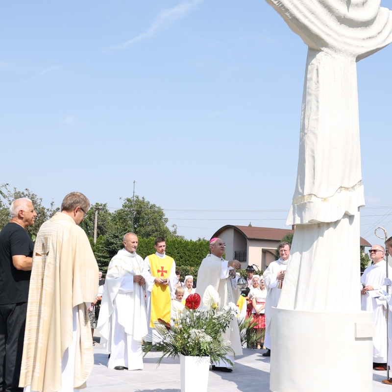 Socha Krista Spasiteľa a Krížová cesta v Haniske