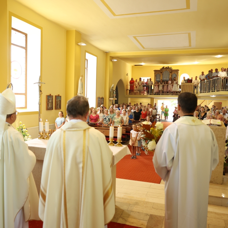 Požehnanie obnoveného kostola v Sokoľanoch