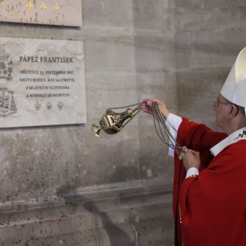 Návštevu  Sv. Otca pripomína na katedrále pamätná tabuľa